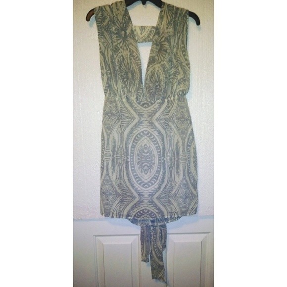 Dress Forum Deep Plunge Dress - Picture 3 of 6